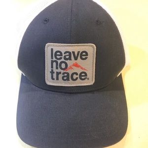 Unisex Columbia flexfit hat. Leave no trace